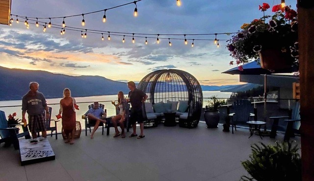 EXCLUSIVE LAKEFRONT PENTHOUSE *PRIVATE ROOFTOP DECK * POOL *HOTUB *SUNSET VIEWS