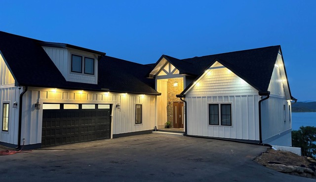 Exclusive Lakefront Retreat - Spacious 5 bdr house in Dandridge on Douglas Lake