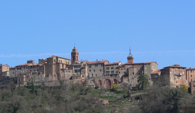 exclusive, luxurious Farmhouse, between Rome and Florence, garden, heated pool