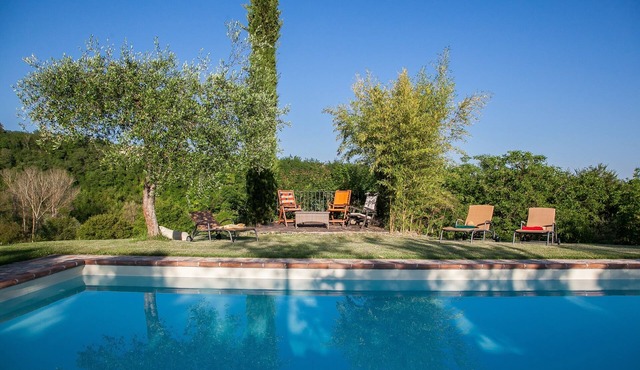 exclusive luxurious Farmhouse, heated pool, between Florence and Rome, gardenn