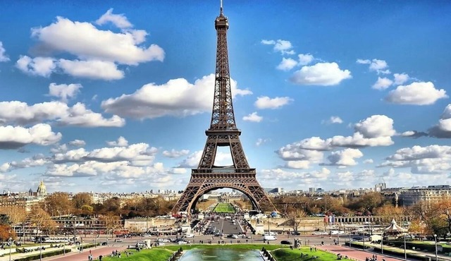 EXCLUSIVE PARISIAN GETAWAY: LUXURIOUS 3-BEDROOM FLAT OVERLOOKING EIFFEL TOWER