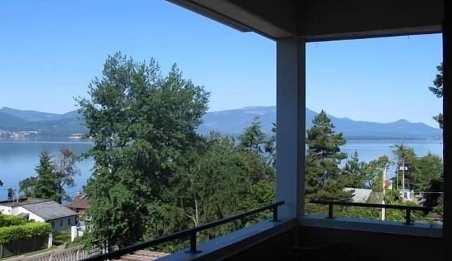 Exclusive penthouse apartment with sea views