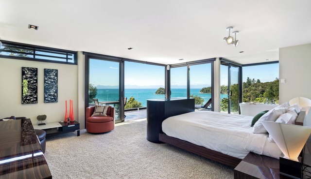 Exclusive Penthouse Suite - Ocean Views, Beach Access, Full-Service Luxury Lodge