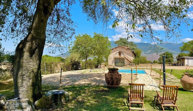 EXCLUSIVE POOL-OPEN ALL YEAR/SPOLETO BIOFARM-SLEEPS 8/WALK TO SHOPS, BAR ETC