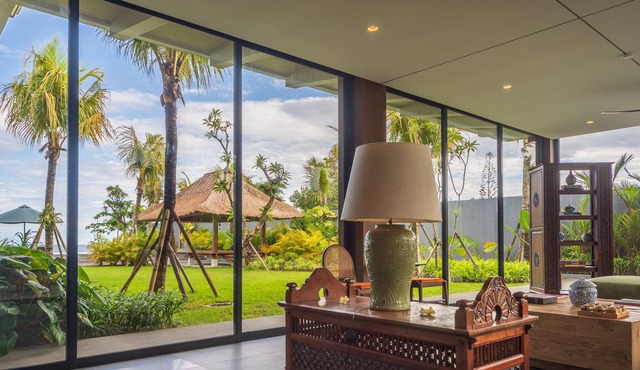 Exclusive Pool Villa directly at the Bali Sea!