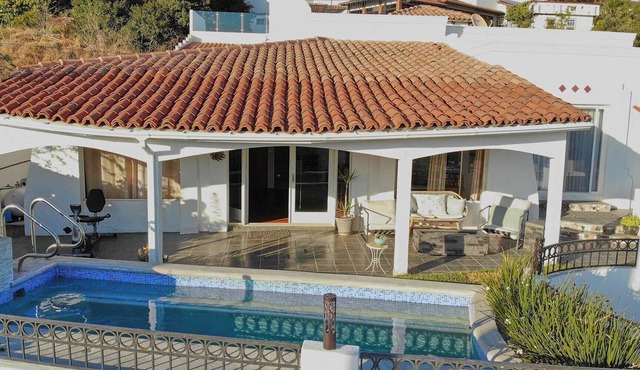 Exclusive private home with 180° ocean view