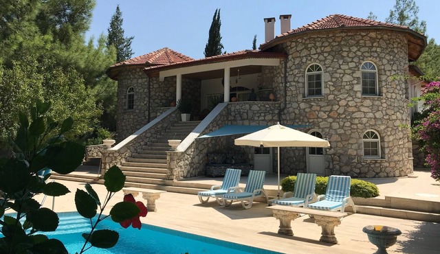 Exclusive private villa, pool and large garden