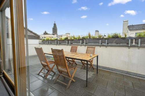 Exclusive Rooftop Duplex Penthouse, Hot Tub, 2 Terrace Views, 230sqm, Downtown, 6min walk to main station