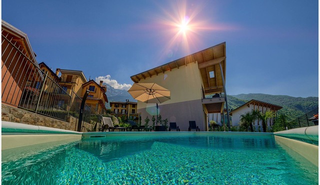 Exclusive single detached house with private pool, beautiful lake view.
