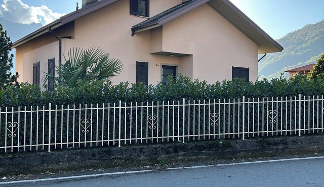Exclusive use cottage all on one floor, fenced garden. Animals welcome