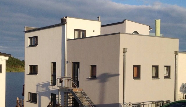 Exclusive vacation apartment directly above the water
