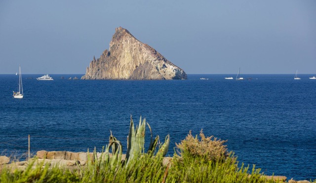 Exclusive villa in Panarea with private access to the sea