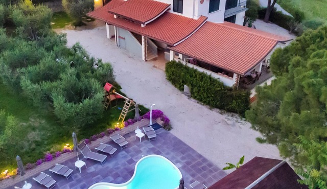 Exclusive villa with pool 5min from sea (for groups of friends and families)