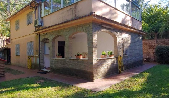 Exclusive villa with fireplaces and large garden near Rome and the lake
