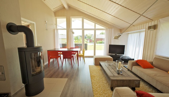 Exclusive wooden house with high sense right on the North Sea dike