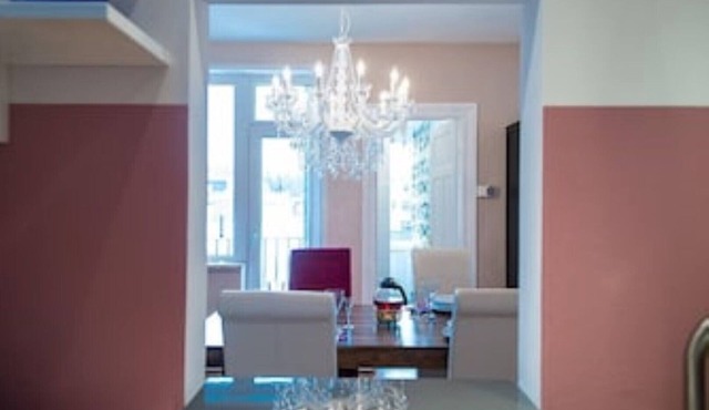 Excusive old building DG 80m² center within walking distance, 2 bedrooms, fireplace, XXL sofa