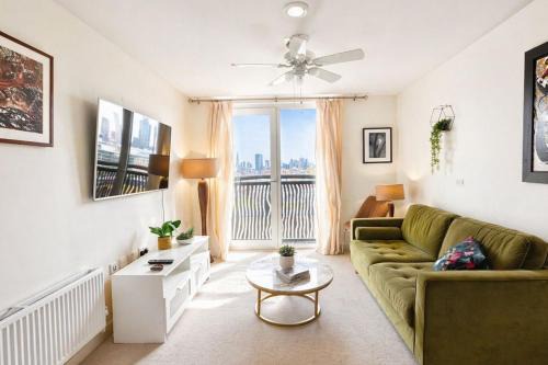 Executive 2-bed Penthouse with View- 15mins to Victoria Station