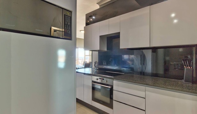 Executive 2-Bedroom Apartment with 180° City Views in Cape Town
