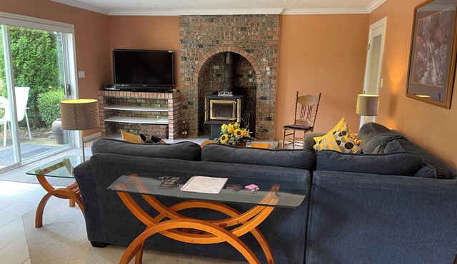 Executive 2 bedroom suite on a Private Estate - Pet Friendly