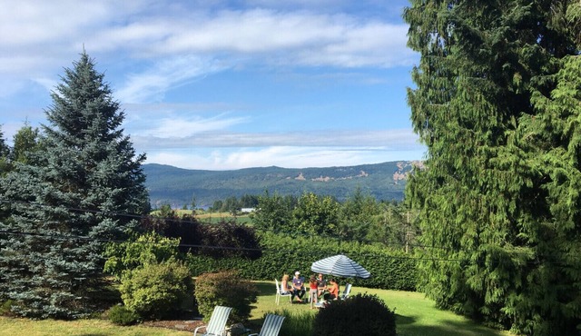 Executive 2 bedroom Suite on private acreage - Pet friendly!