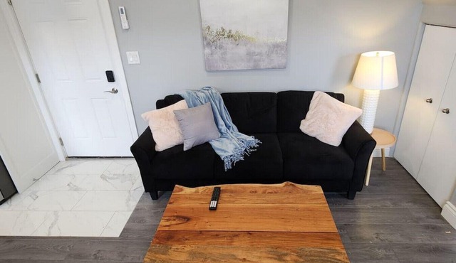 Executive 2BD 58` TV+Wifi+AC+Parking+Kitchen