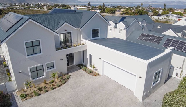 Executive 3-bedroom villa with AC, pool and braai room in lovely Hermanus