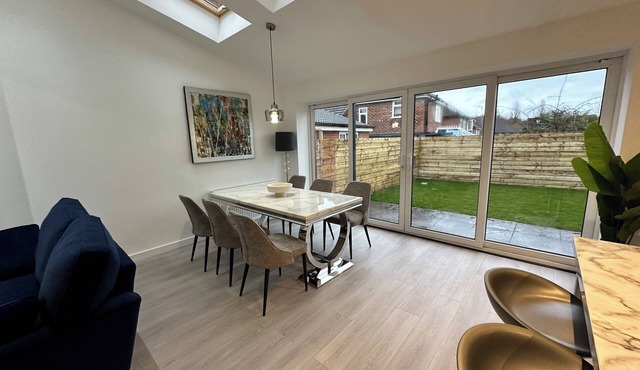 Executive 6 Bedroom Home Near NEC & Airport