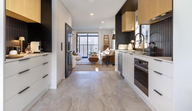 Executive Accommodation 3 Bed, 3 bath plus Garage