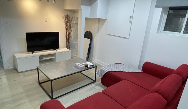 Executive Apartment - 2BDR Parking Self-check in - Walkout basement Lower Unit