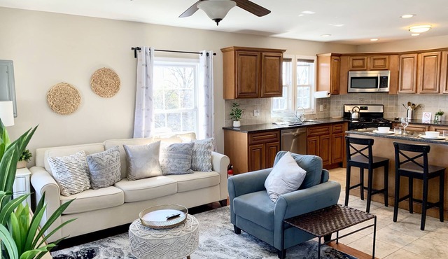 Executive Apt, a short walk to NYC train. King Bed. Free Parking. Central AC.