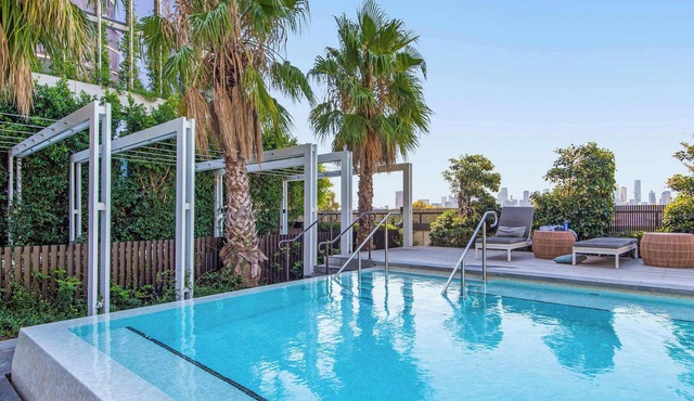 Executive apt. +views +parking in beachside resort