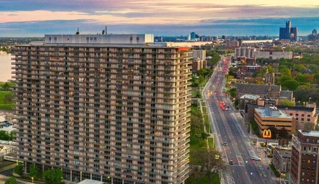 Executive Balcony Suite Downtown Detroit