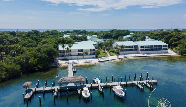 Executive Bay Club R8 ~ 3 Bed /3 Bath + Loft Townhouse on Plantation Key