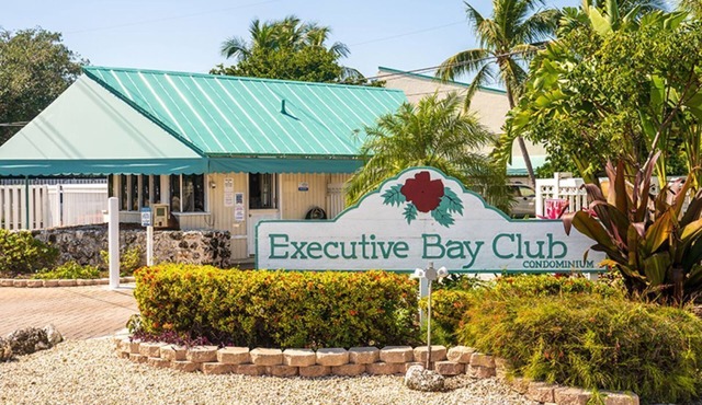 Executive Bay - Next to Beach and Pool!