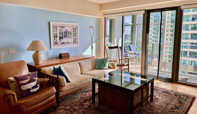 Executive bay view downtown Condo close to Convention Petco Park & Gaslamp