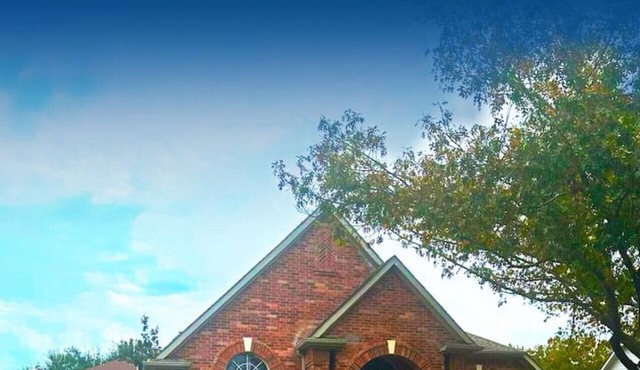 Executive Brick Estate in Exclusive, Quiet Neighborhood
