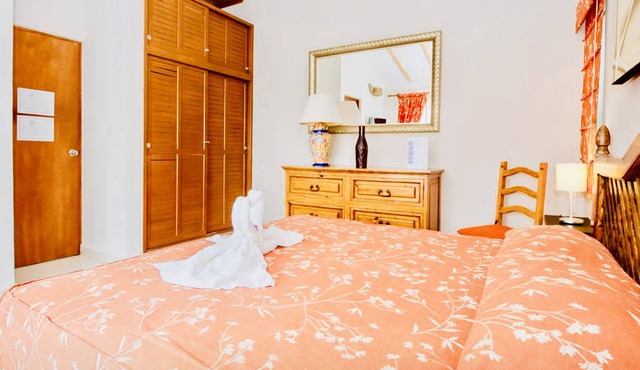 Executive Comfort Room With Swimming Pool Air Conditioning and Parking
