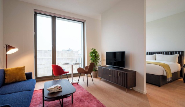 Executive Comfort: 2 Spacious 1BR Apartment with Full Kitchen, Central Location!