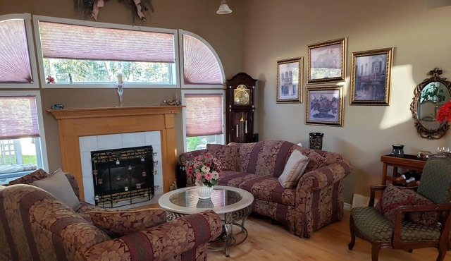 Executive Comfort with Hot Tub. 13 minutes from WEM