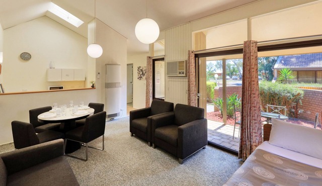 Executive Hideaway Motel