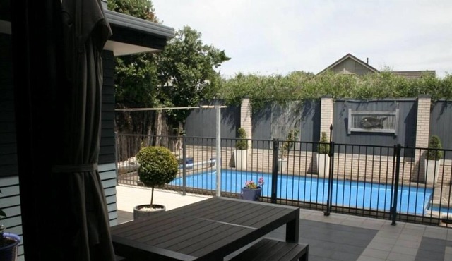 Executive Home with King Suite Room, Spa and Heated Pool near the Beach
