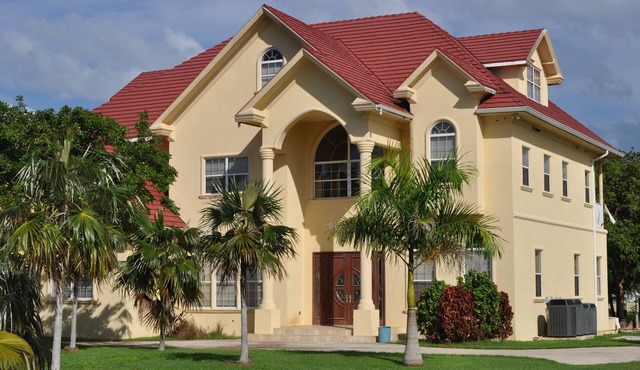 Executive home 5 mins drive from world famous Seven Mile Beach w/Swimming Pool
