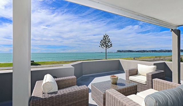 Executive Home By the Sea 4 or 5 Bedrooms in Westshore Napier