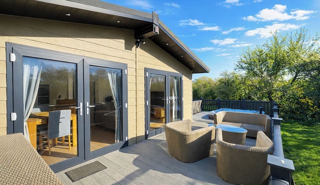 Executive Lodge with Hot Tub
