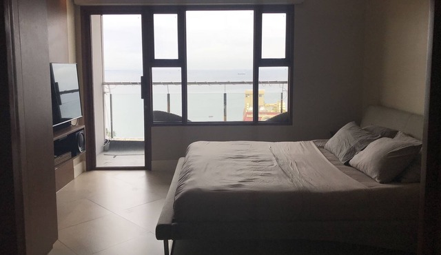 Executive Malate 1 BR Condo w/ Balcony & Bay View