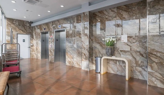 EXECUTIVE QUEEN SUITE + Rooftop Deck near PATH/NYC