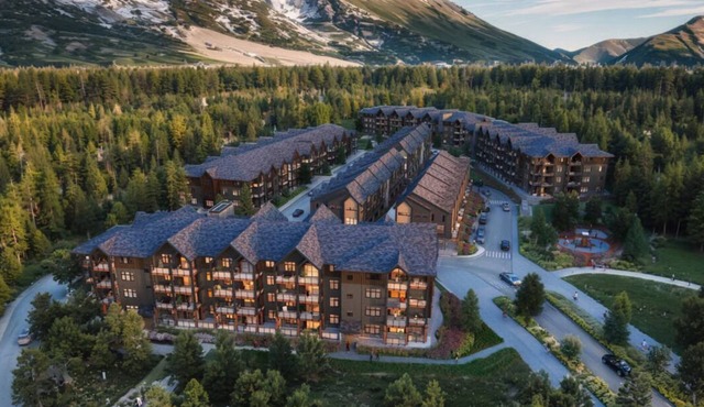Executive Residence | Hot Tub + Parking | 30+ Days | Ideal for Corporate Stays