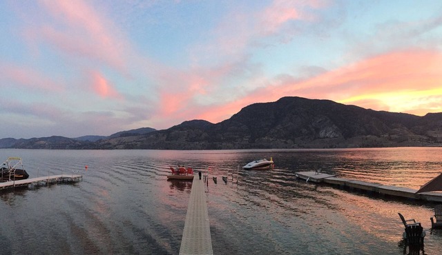 Executive Skaha Lake Waterfront Home-Sandy beach- Dock-Boat Moorage-4 bdrm