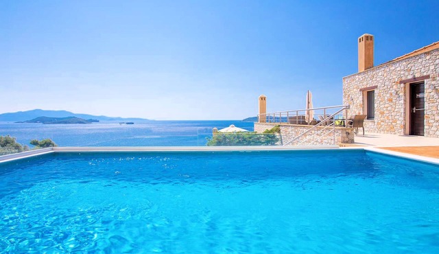 Executive Skiathos Villa | 3 Bedrooms |.