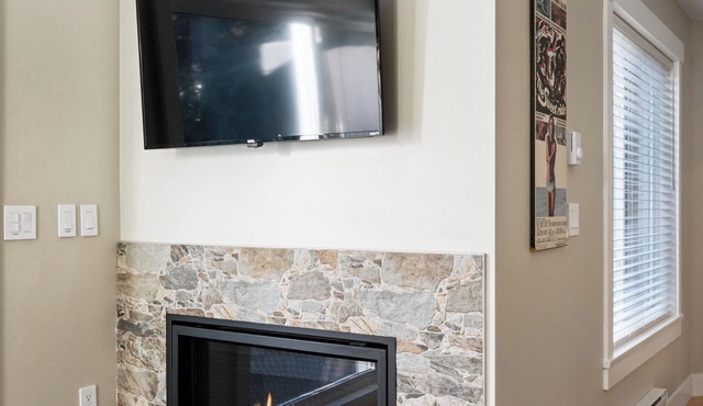 Executive Suite! Luxurious space w/private deck. Stroll to shops & restaurants.
